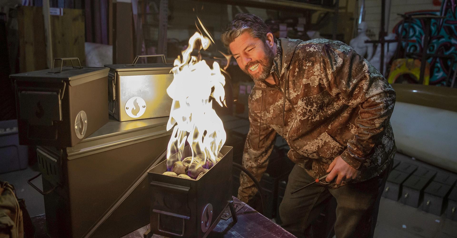 密歇根州立大学丹佛 alumnus Josh Thurmond demonstrates the Lava Box, a portable campfire